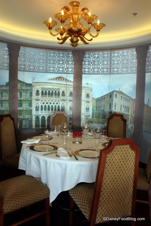 Palo seating in alcove