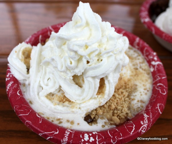 Apple Crisp a la Mode at Hollywood Scoops