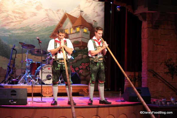 playing the alpenhorn biergarten