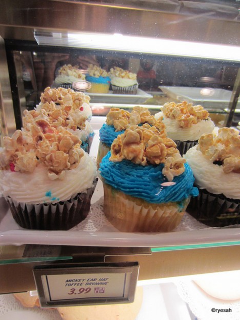Caramel-Corn-Cupcake-at-Big-Top-Treats