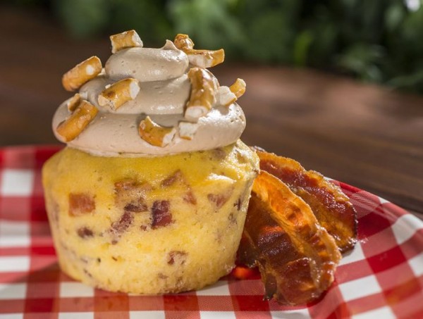Piggylicious Cupcake from the Smokehouse Outdoor Kitchen!