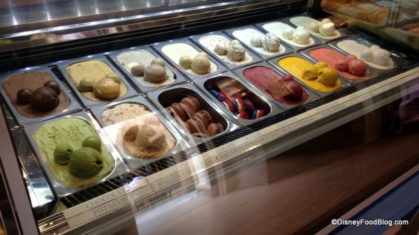 L'artisan des Glaces ice cream case