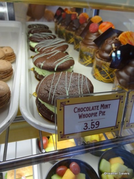 Chocolate Mint Whoopie Pie