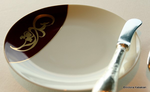 The rat-detailed bread plate