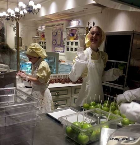 Cast Member Making Candy Apples-001