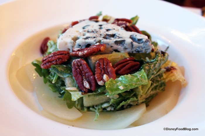Salade au Roquefort à la poire et aux noix de pécan caramélisées