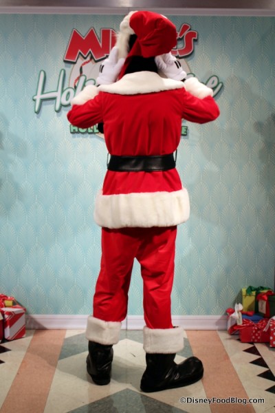 Sanata Goofy prepping for the camera