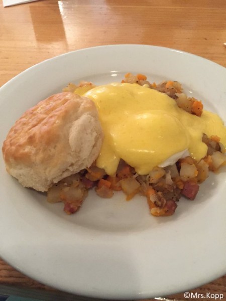 poachedeggs_sweetpotatohash_olivias_2016-001