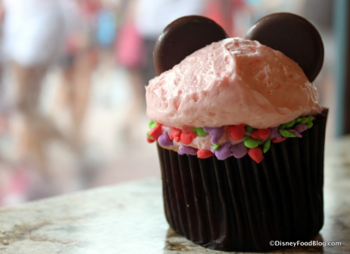 magic-kingdom-main-street-bakery-vanilla-minnie-cupcake-september-2016-2