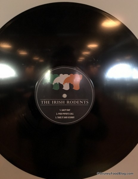 hollywood-studios-pizzerizzo-wall-records-atmosphere-2