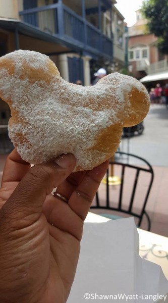 mickey beignet in disneyland