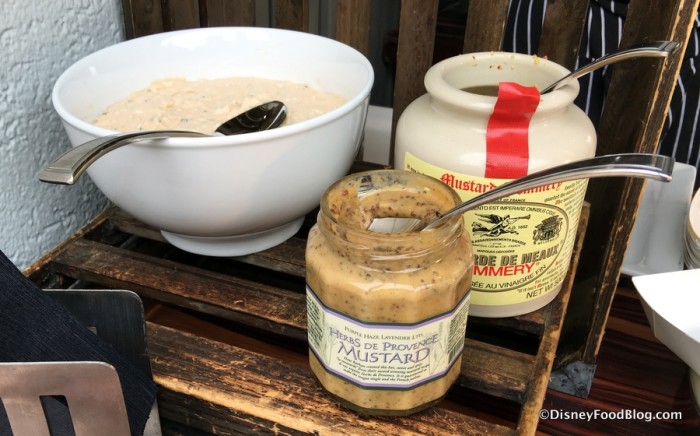 Riesenbretzel Condiments