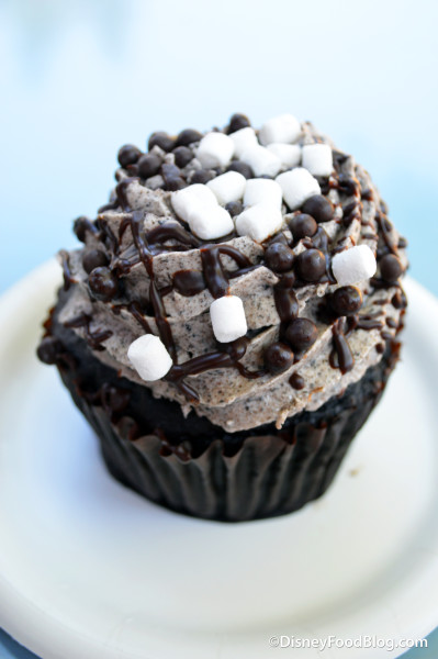 Marshmallow Cookie Crunch Cupcake