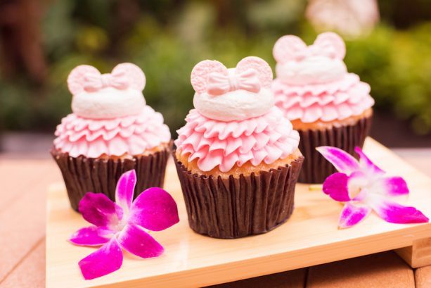 Millennial Pink Cupcake at Captain Cook's ©Disney