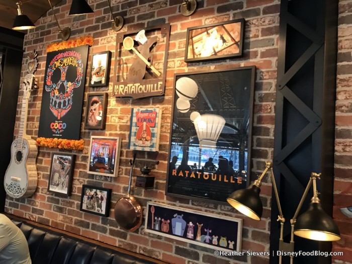 Lamplight Lounge decor